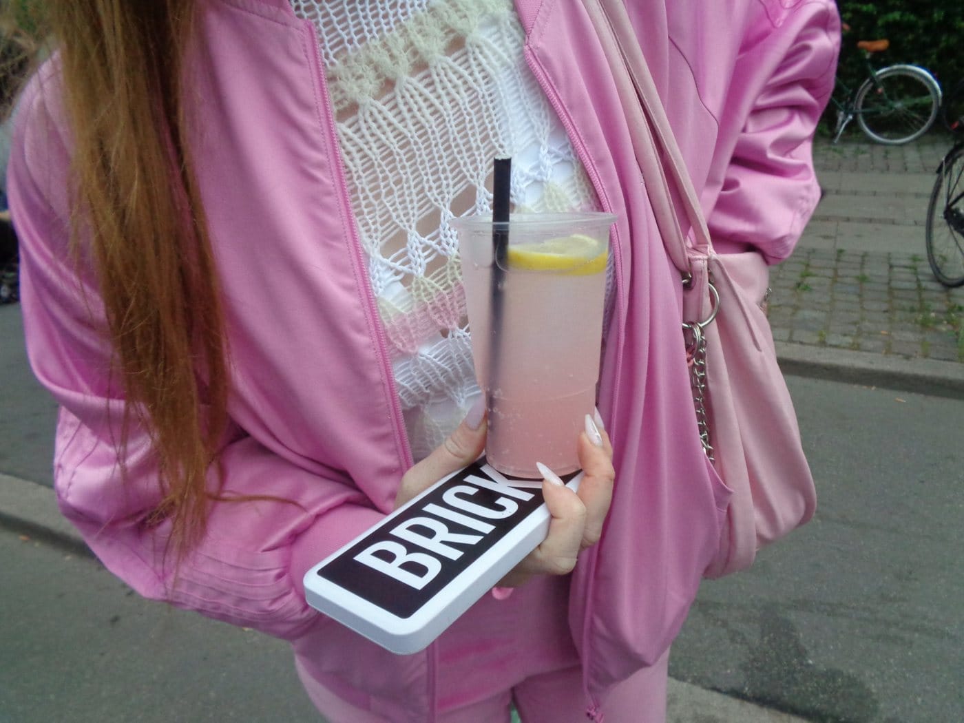En gæst med en BRICK-powerbank og en drink
