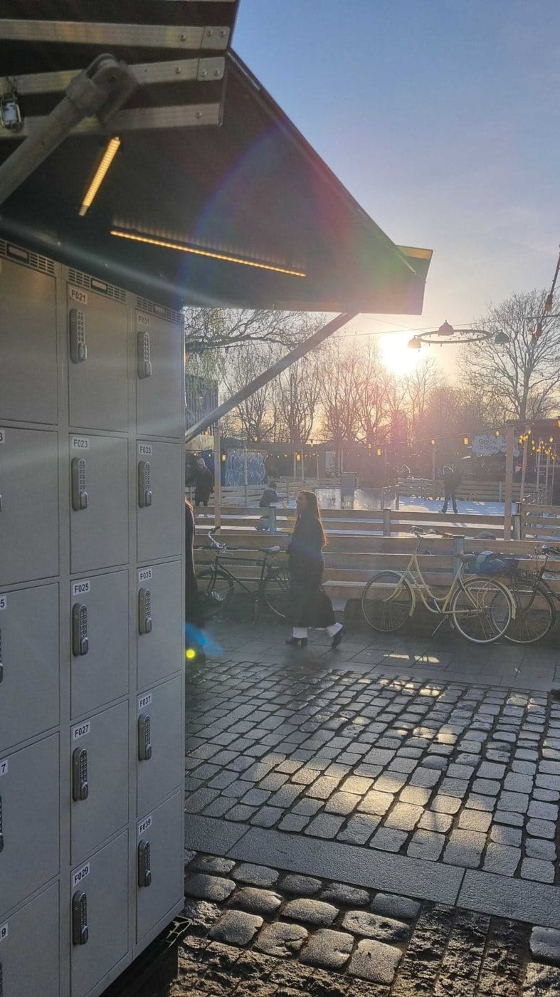 Volt-skabe ved en skøjtebane i solnedgang